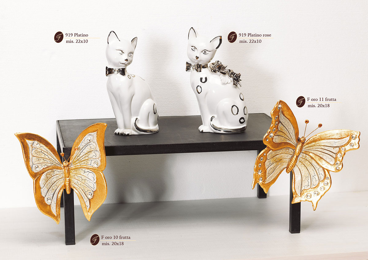 Gatti e farfalle in ceramica decorati a mano