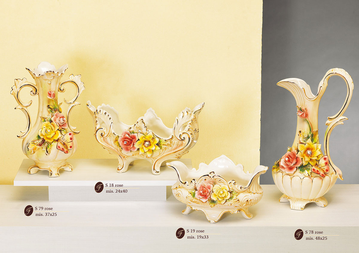 Vasi e brocca in ceramica oro e fiori decorati a mano