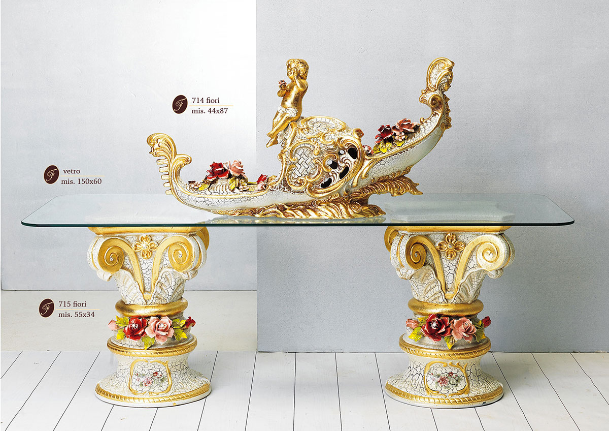 Tavolo con gambe decorate d'oro e fiori realizzati a mano